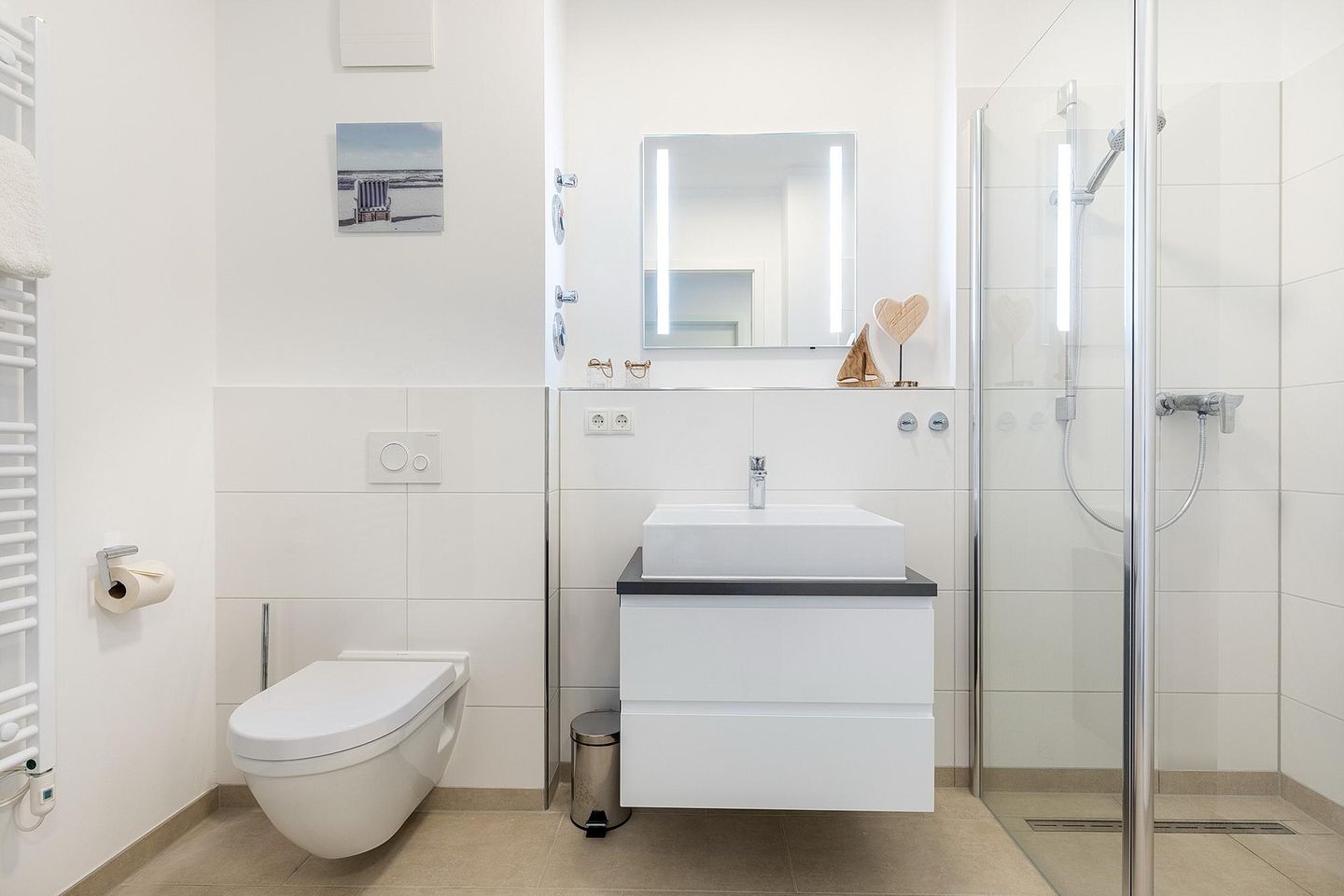 Aparthotel Ostseeallee Aparthotel Ostseeallee 3-22 Boltenhagen - Badezimmer mit Dusche, Waschtisch und WC