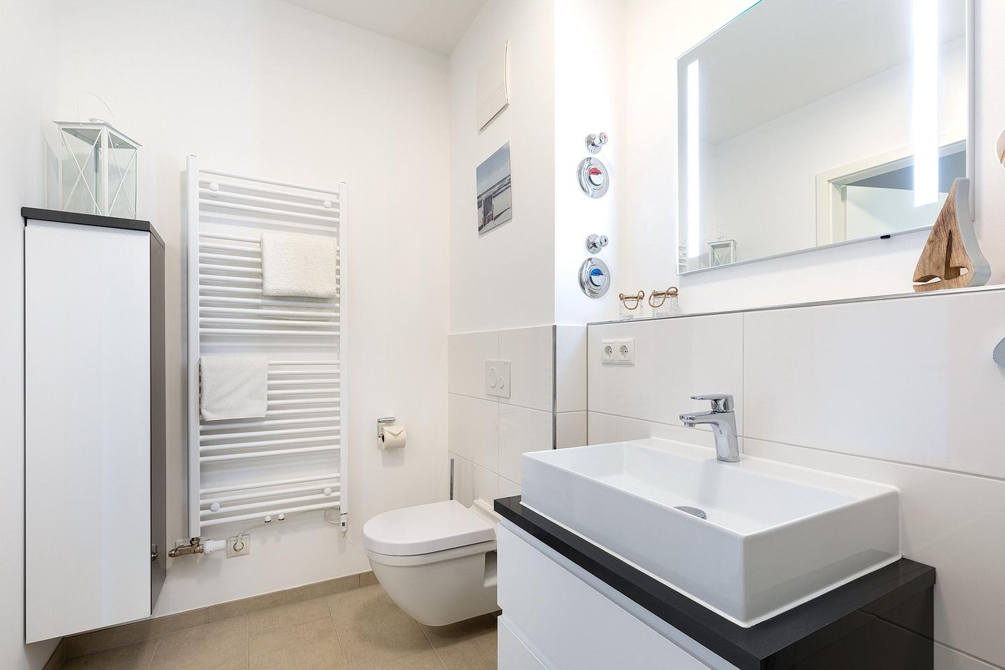 Aparthotel Ostseeallee Aparthotel Ostseeallee 3-22 Boltenhagen - Badezimmer mit Waschtisch, Spiegel und WC