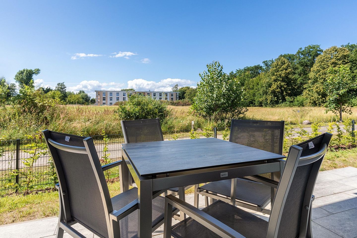 Aparthotel Ostseeallee Aparthotel Ostseeallee 3-22 Boltenhagen - Terrasse mit Tisch und Sitzgelegenheiten