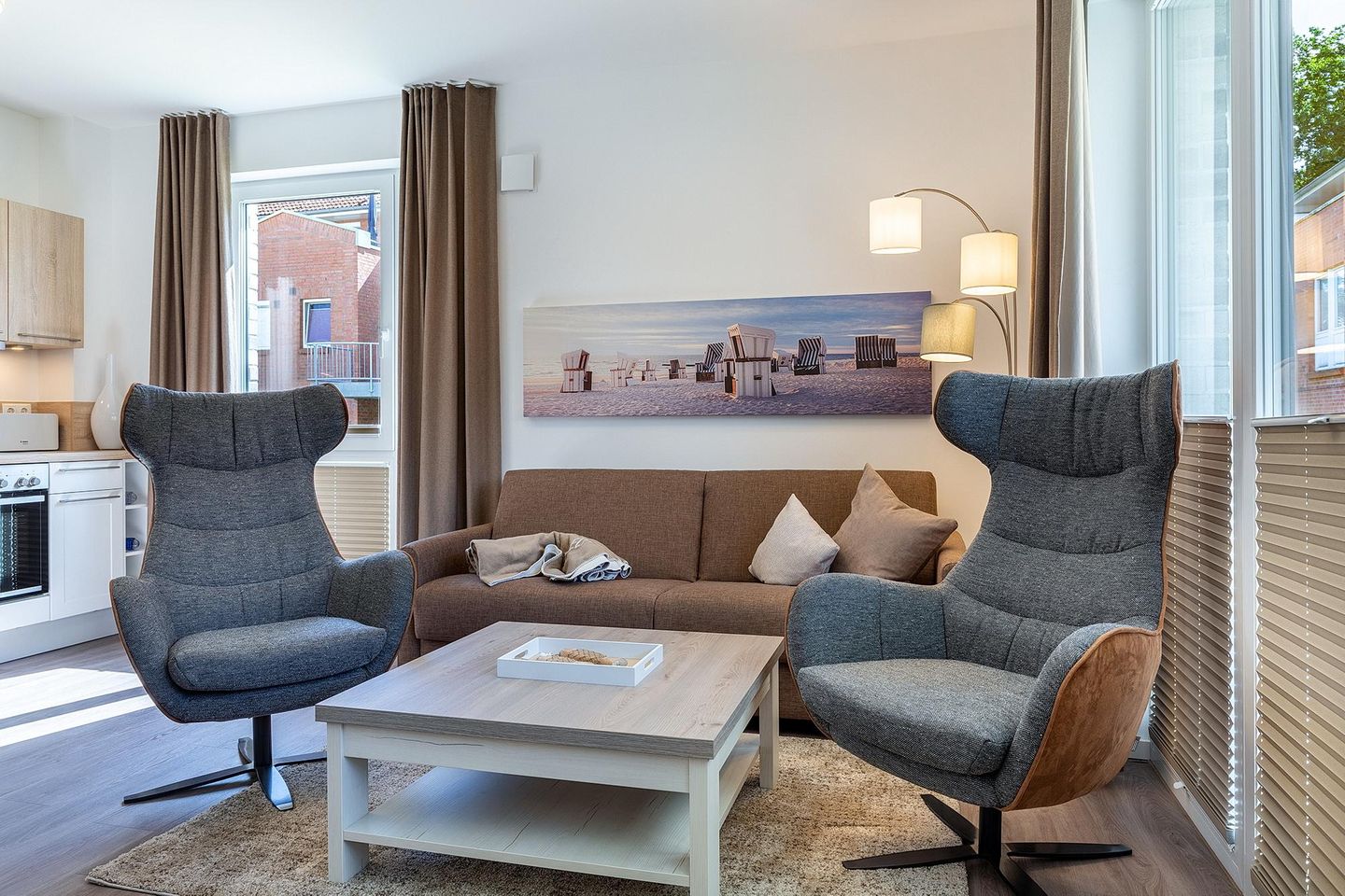 Aparthotel Ostseeallee Aparthotel Ostseeallee 4-29 Boltenhagen - Wohn-/Essbereich mit Doppelschlafcouch und Sessel