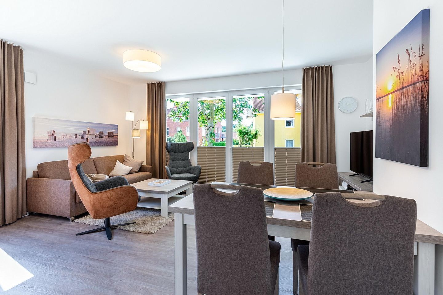 Aparthotel Ostseeallee Aparthotel Ostseeallee 4-29 Boltenhagen - Wohn-/Essbereich mit Zugang zur Terrasse