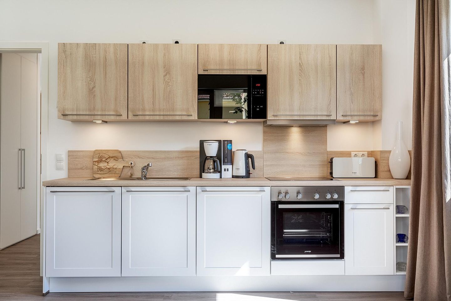 Aparthotel Ostseeallee Aparthotel Ostseeallee 4-29 Boltenhagen - Küchenzeile mit Backofen, Geschirrspüler und Mikrowelle