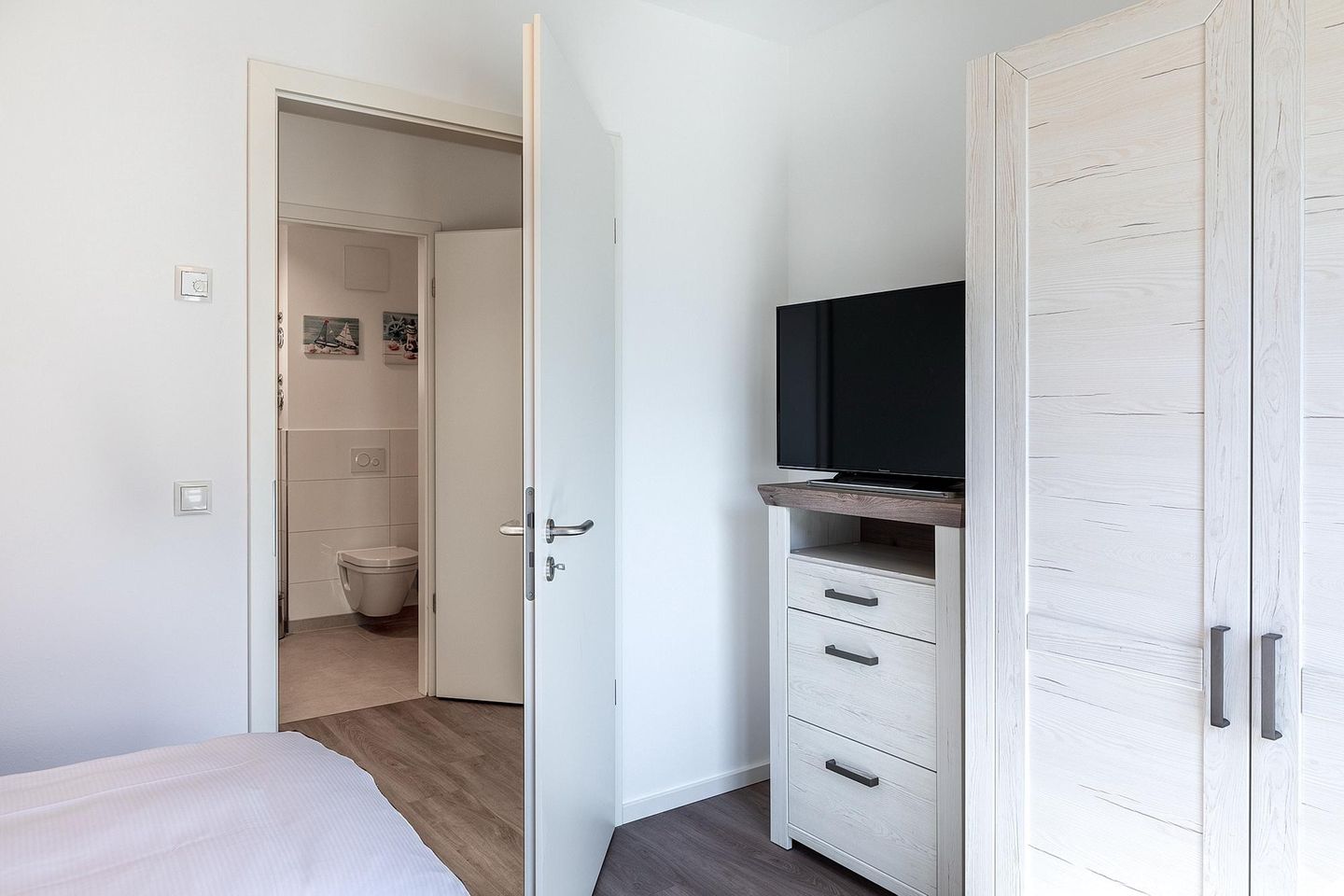 Aparthotel Ostseeallee Aparthotel Ostseeallee 4-29 Boltenhagen - Schlafzimmer mit Kleiderschrank und TV