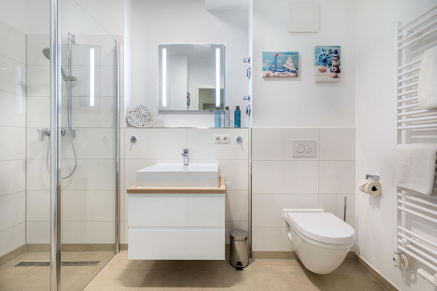 Aparthotel Ostseeallee Aparthotel Ostseeallee 4-29 Boltenhagen - Badezimmer mit Dusche, Waschtisch und WC