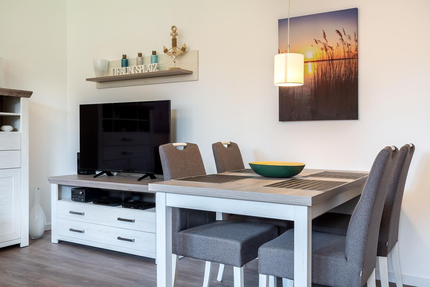 Aparthotel Ostseeallee Aparthotel Ostseeallee 4-30 Boltenhagen - Wohn-/Essbereich mit Sitzgelegenheit und TV