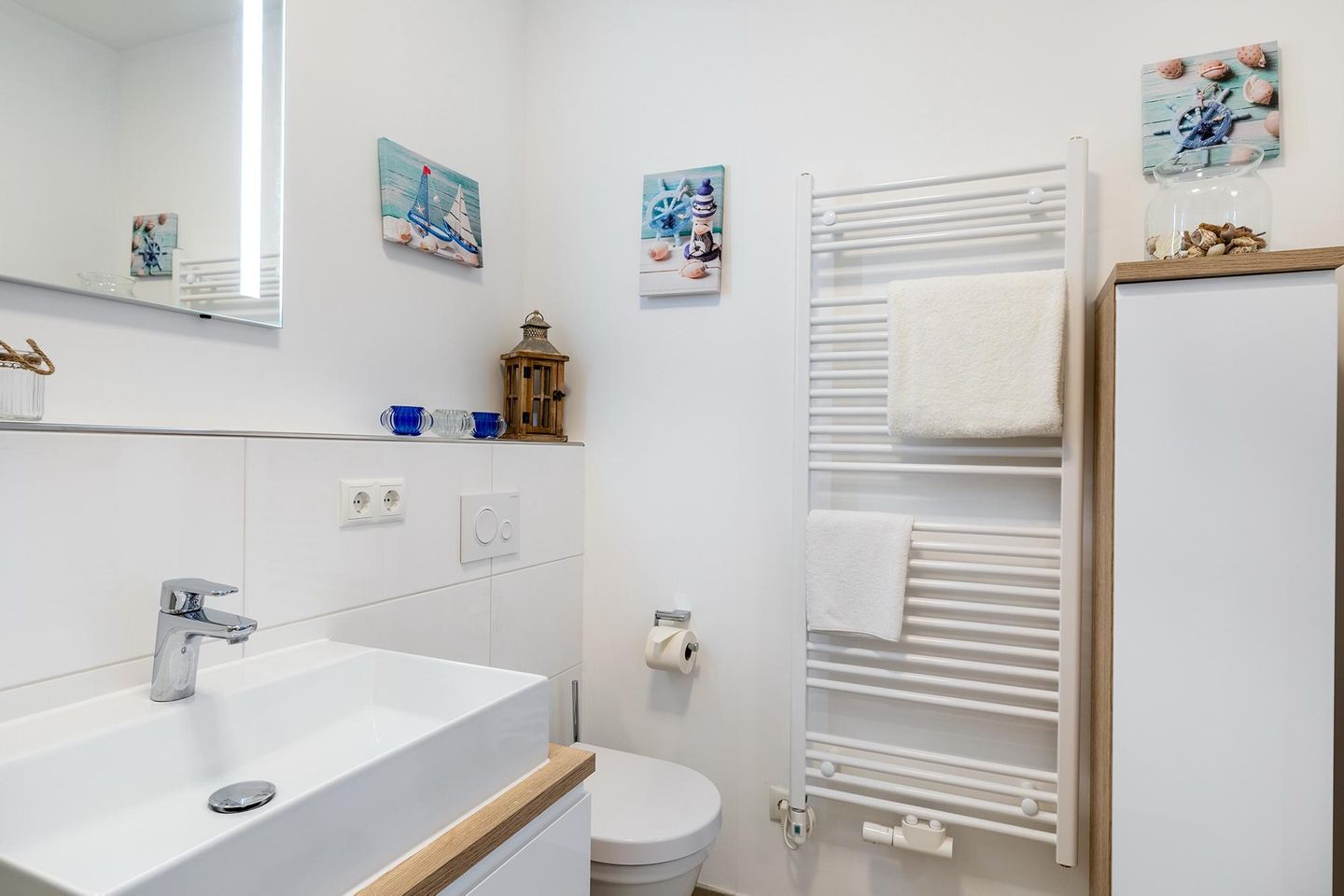 Aparthotel Ostseeallee Aparthotel Ostseeallee 4-30 Boltenhagen - Badezimmer mit Waschtisch und WC