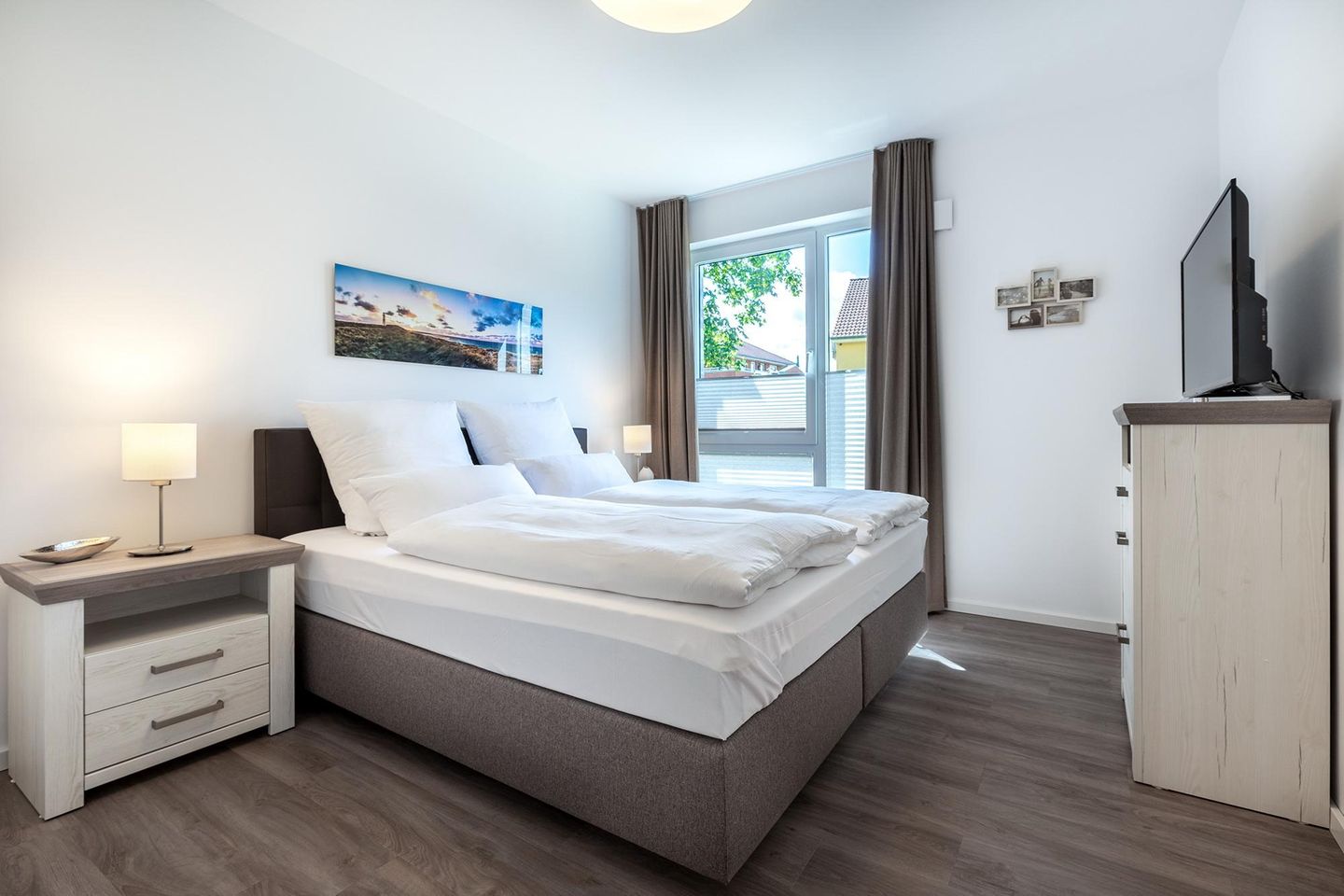 Aparthotel Ostseeallee Aparthotel Ostseeallee 4-30 Boltenhagen - Schlafzimmer mit Boxspringbett mit TV