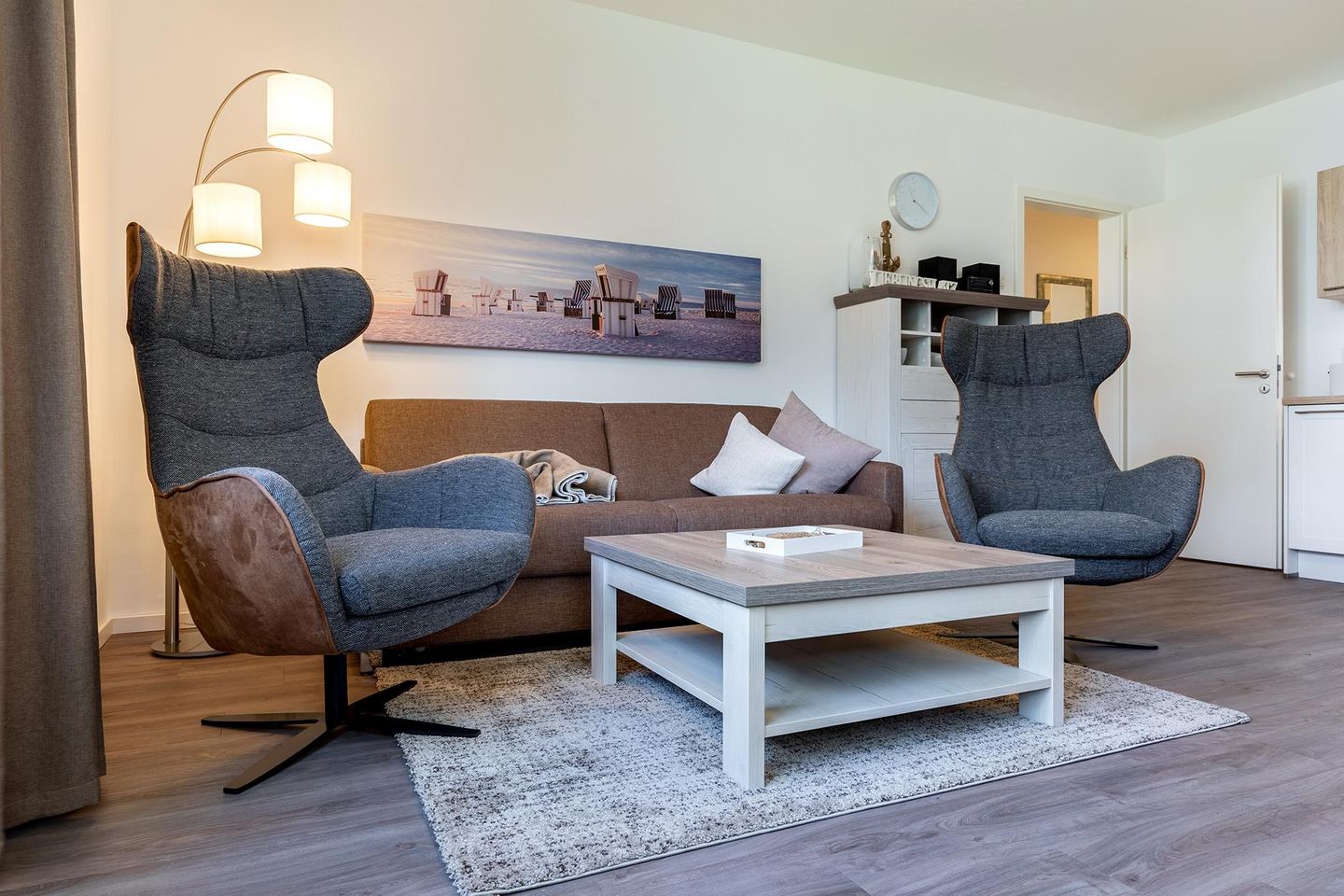 Aparthotel Ostseeallee Aparthotel Ostseeallee 4-31 Boltenhagen - Wohn-/Essbereich mit Sitzgelegenheiten und Doppelschlafcouch