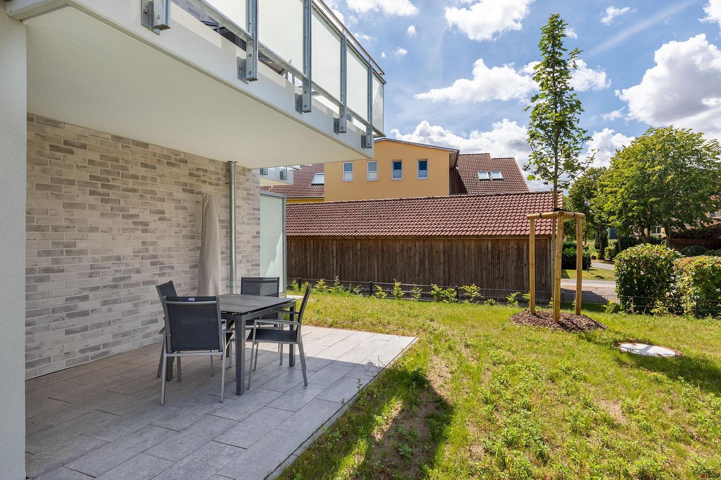 Aparthotel Ostseeallee Aparthotel Ostseeallee 4-31 Boltenhagen - Terrasse mit Tisch und Stühle