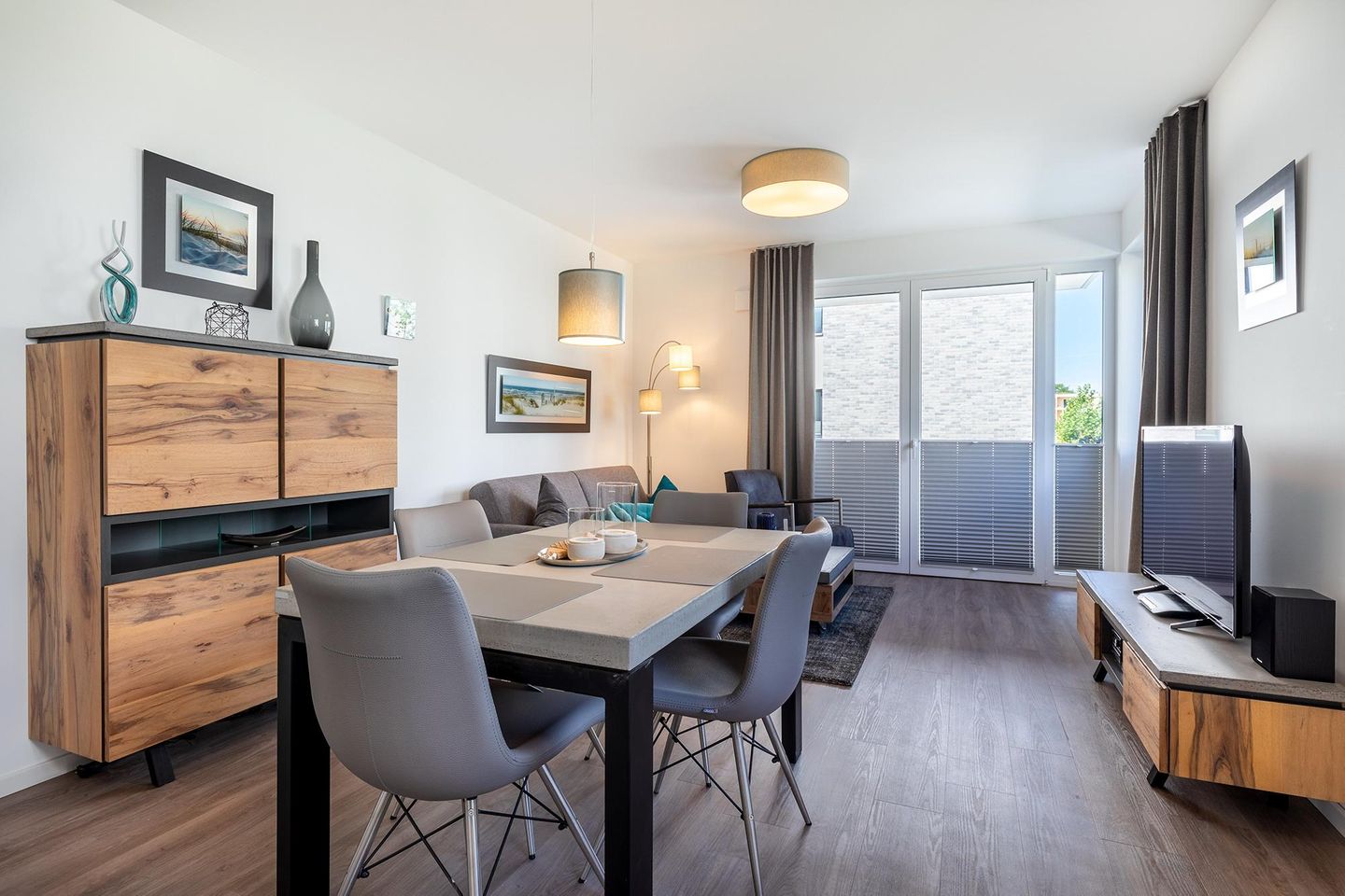 Aparthotel Ostseeallee Aparthotel Ostseeallee 4-32 Boltenhagen - Wohn-/Essbereich mit Zugang zur Terrasse