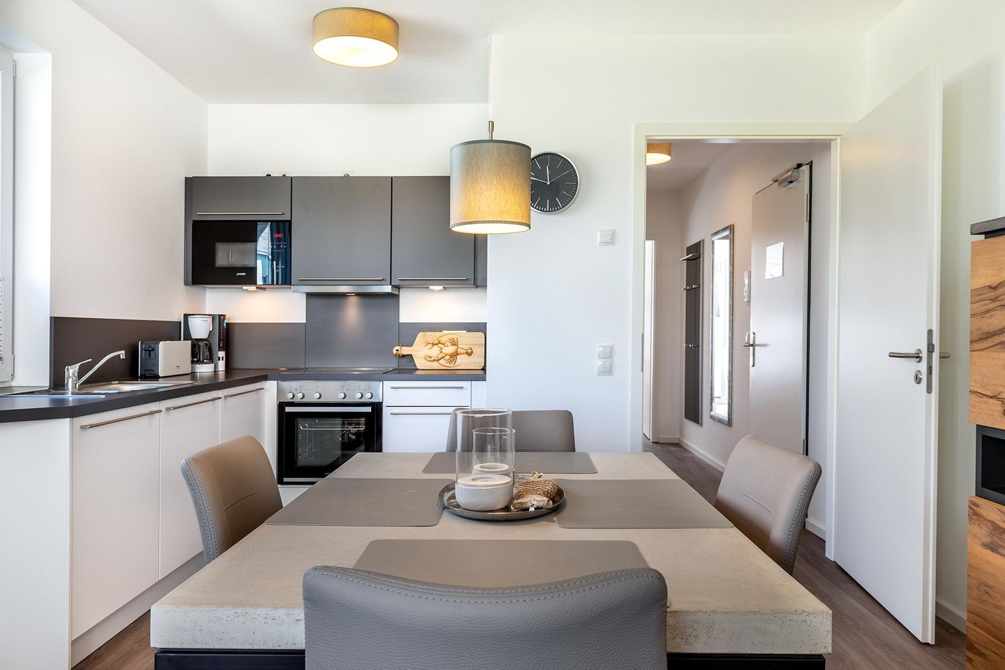 Aparthotel Ostseeallee Aparthotel Ostseeallee 4-32 Boltenhagen - Wohn-/Essbereich mit Sitzgelegenheiten und Küchenzeile