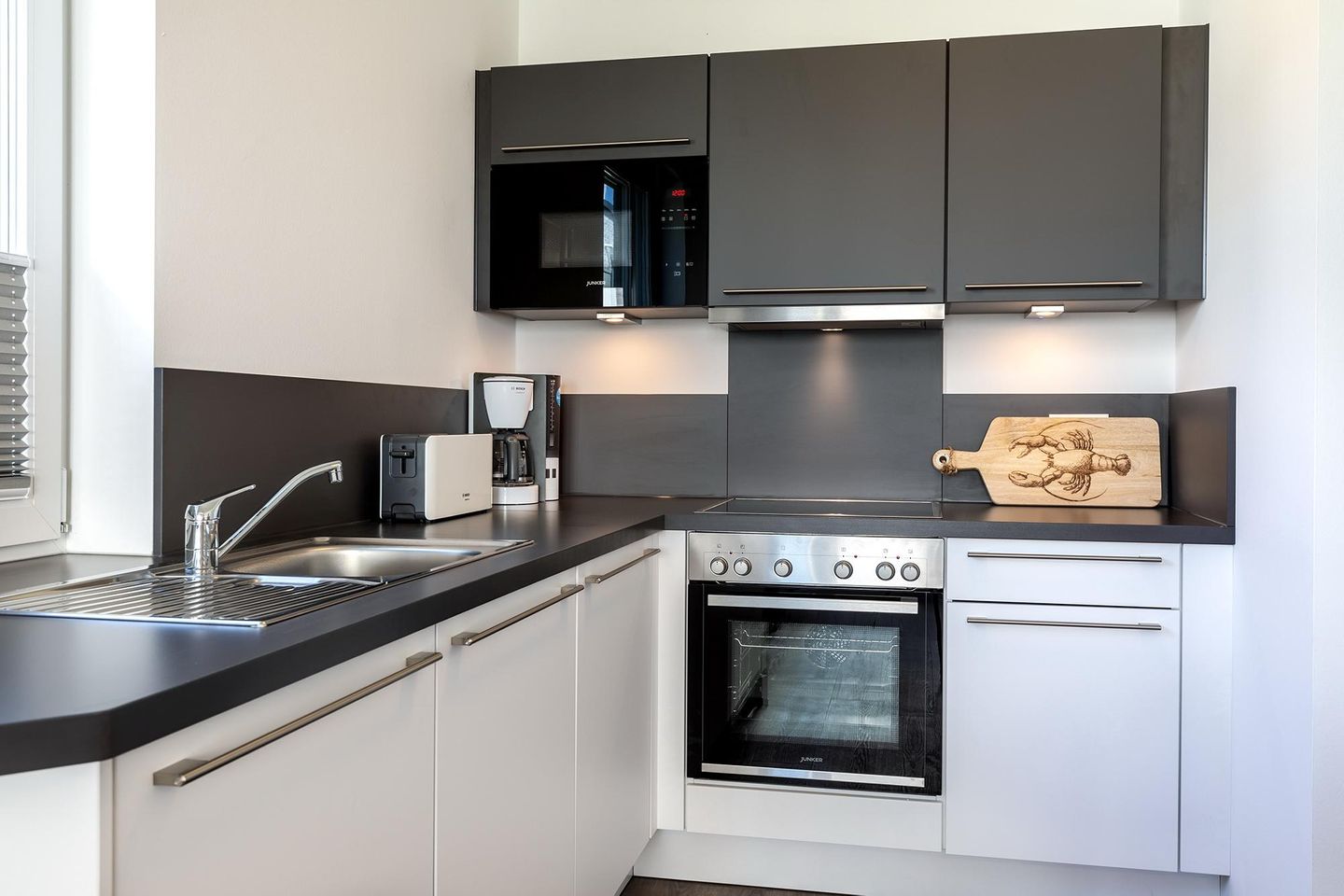 Aparthotel Ostseeallee Aparthotel Ostseeallee 4-32 Boltenhagen - Küchenzeile mit Backofen, Mikrowelle und Geschirrspüler