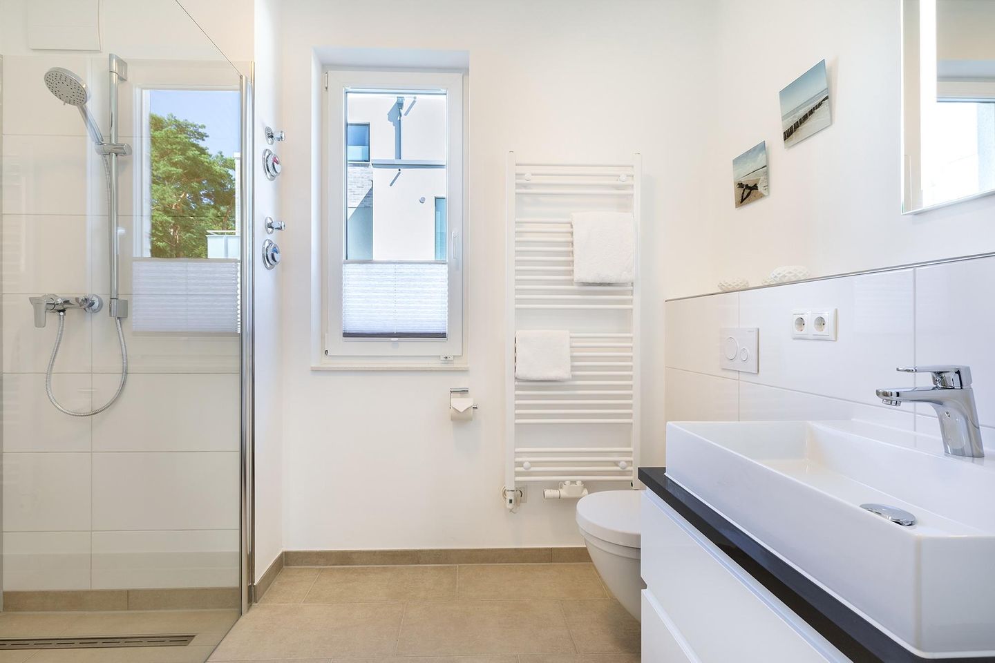 Aparthotel Ostseeallee Aparthotel Ostseeallee 4-32 Boltenhagen - Badezimmer mit Dusche, Waschtisch und WC