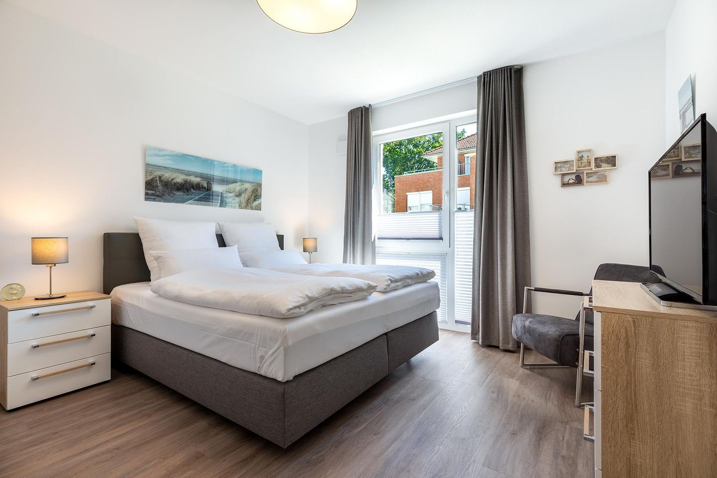 Aparthotel Ostseeallee Aparthotel Ostseeallee 4-32 Boltenhagen - Schlafzimmer mit Boxspringbett und TV