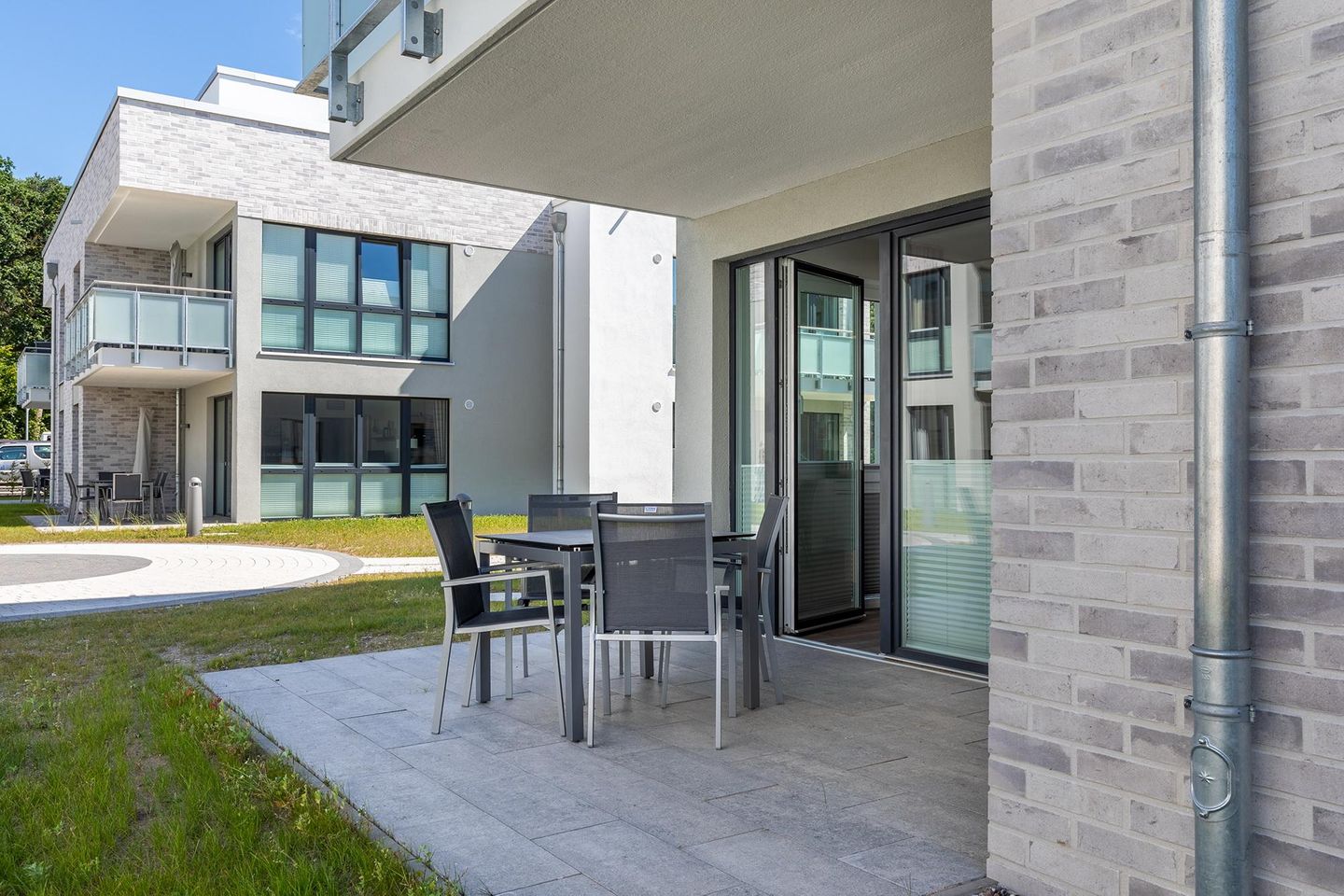 Aparthotel Ostseeallee Aparthotel Ostseeallee 4-32 Boltenhagen - Terrasse mit Sitzgelegenheiten