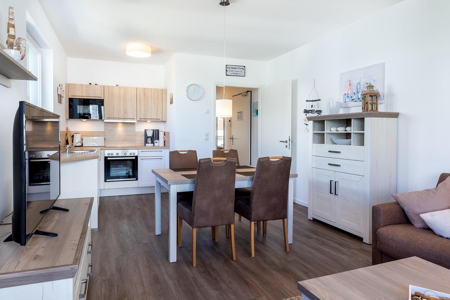 Aparthotel Ostseeallee Aparthotel Ostseeallee 4-36 Boltenhagen - Wohn-/Essbereich mit Sitzgelegenheit und Küchenzeile