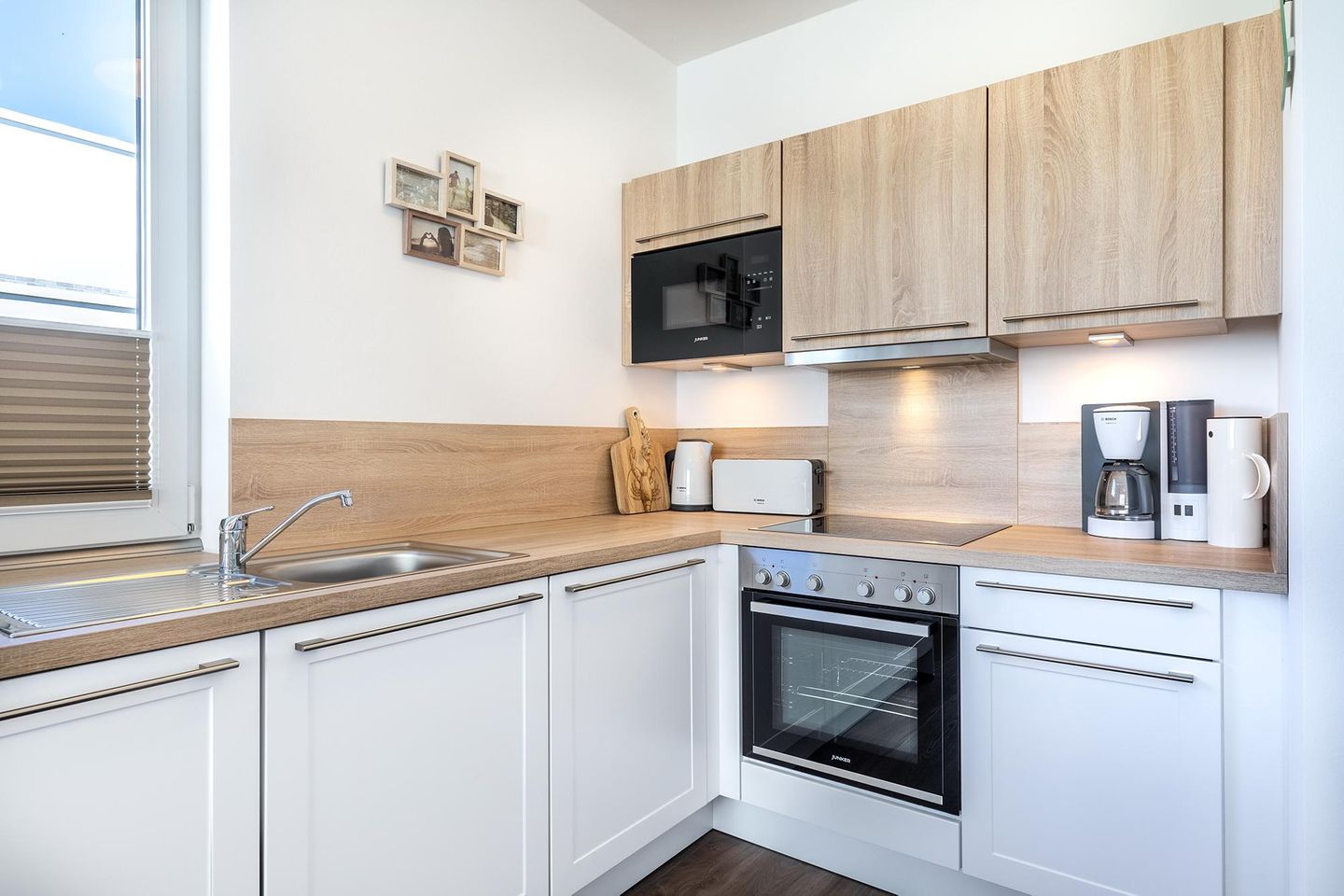 Aparthotel Ostseeallee Aparthotel Ostseeallee 4-36 Boltenhagen - Küchenzeile mit Backofen, Mikrowelle und Geschirrspüler