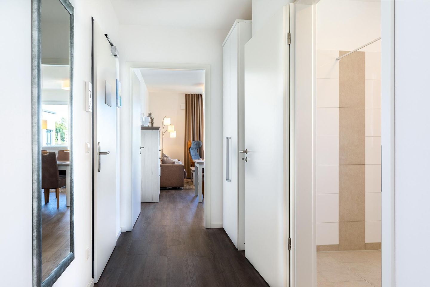 Aparthotel Ostseeallee Aparthotel Ostseeallee 4-36 Boltenhagen - Flur mit Blick zum Wohn-/Essbereich