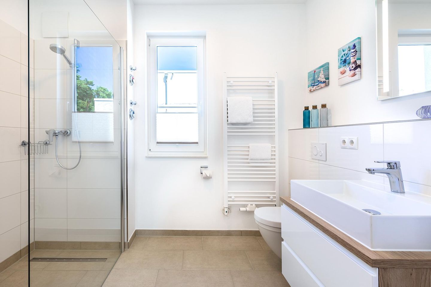 Aparthotel Ostseeallee Aparthotel Ostseeallee 4-36 Boltenhagen - Badezimmer mit Dusche, Waschtisch und WC