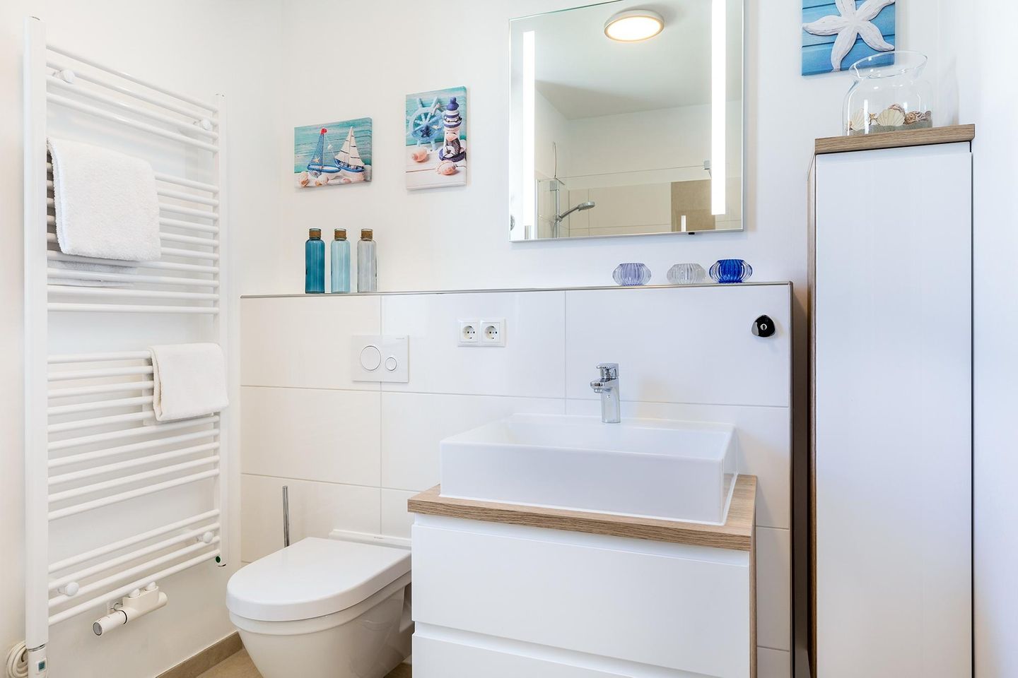 Aparthotel Ostseeallee Aparthotel Ostseeallee 4-36 Boltenhagen - Badezimmer mit Waschtisch und WC