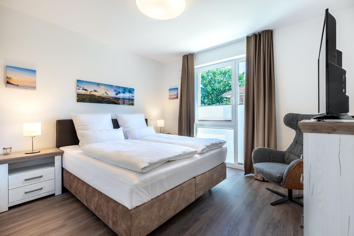 Aparthotel Ostseeallee Aparthotel Ostseeallee 4-36 Boltenhagen - Schlafzimmer mit Boxspringbett unf TV