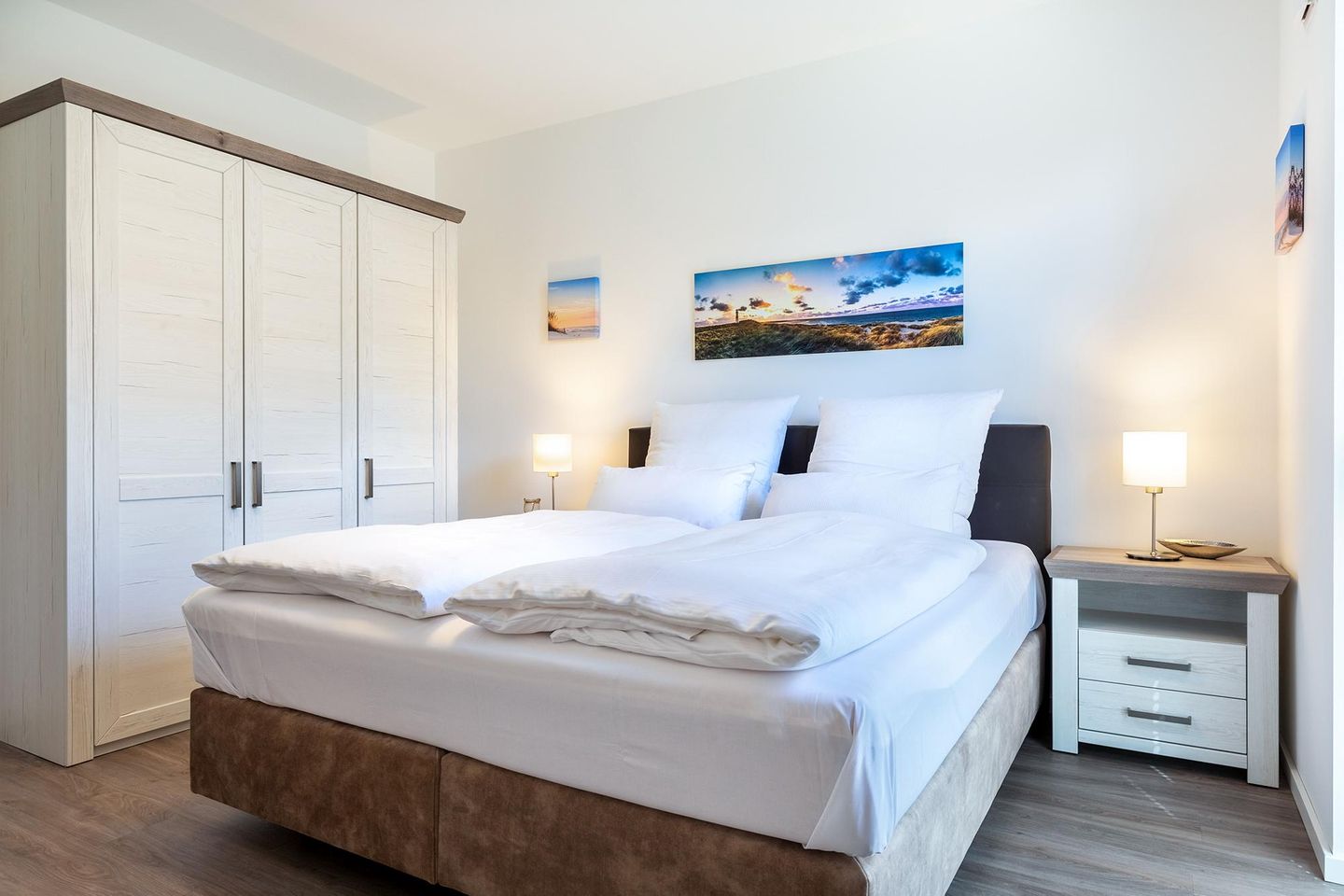 Aparthotel Ostseeallee Aparthotel Ostseeallee 4-36 Boltenhagen - Schlafzimmer mit Boxspringbett unf Kleiderschrank