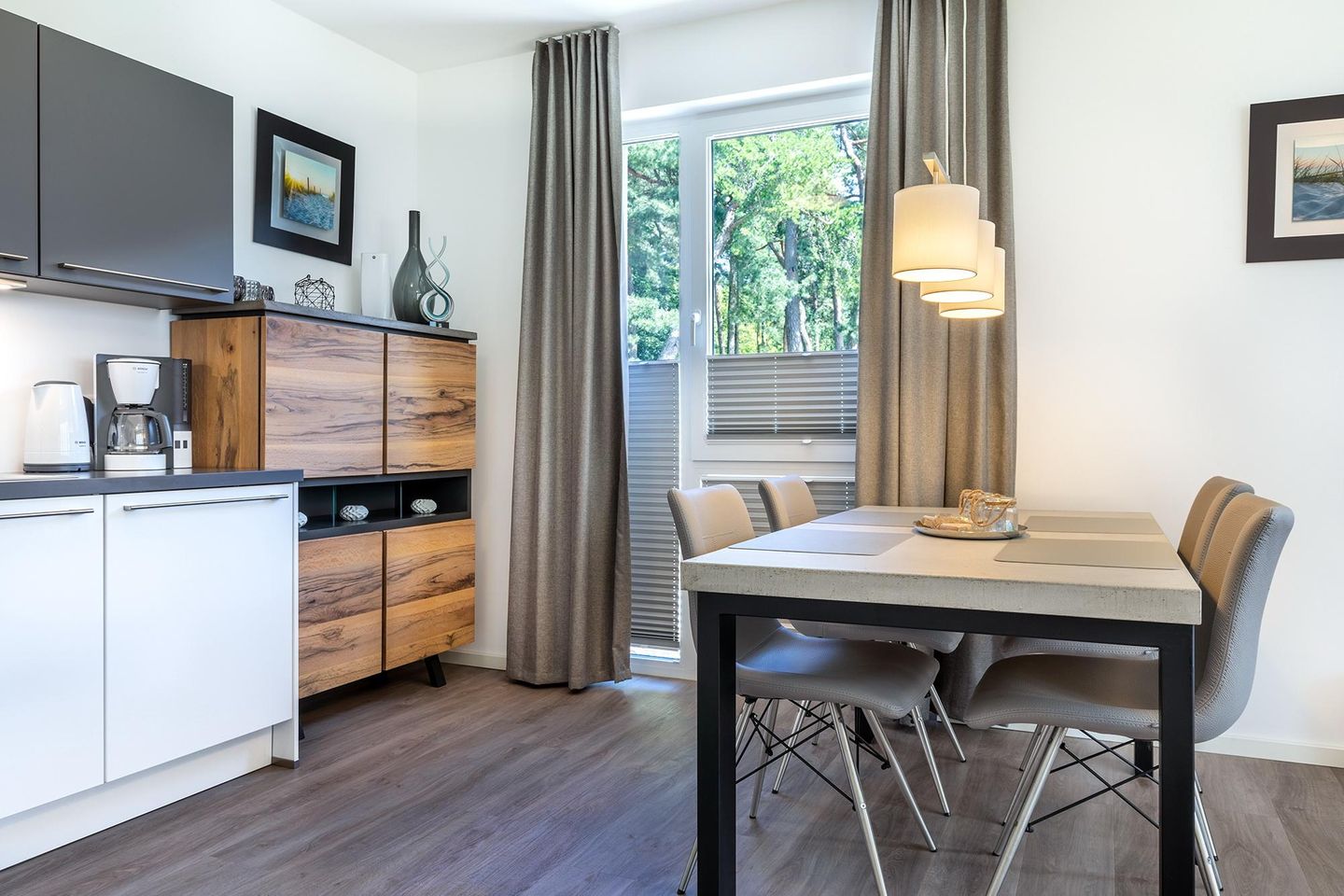 Aparthotel Ostseeallee Aparthotel Ostseeallee 5-40 Boltenhagen - Wohn-/Essbereich mit Sitzgelegenheit