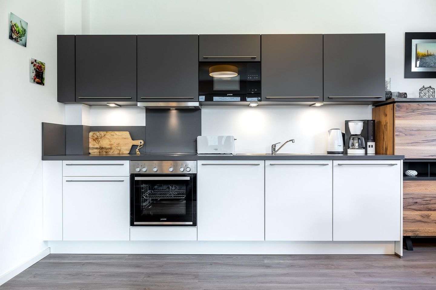 Aparthotel Ostseeallee Aparthotel Ostseeallee 5-40 Boltenhagen - Küchenzeile mit Backofen, Mikrowelle und Geschirrspüler