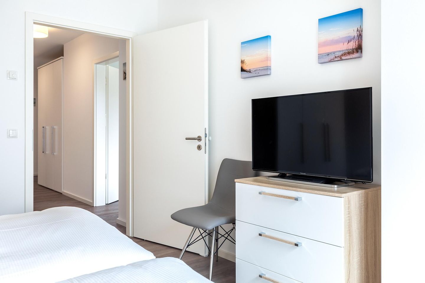 Aparthotel Ostseeallee Aparthotel Ostseeallee 5-40 Boltenhagen - Schlafzimmer "1" mit TV und Zugang zum Flur