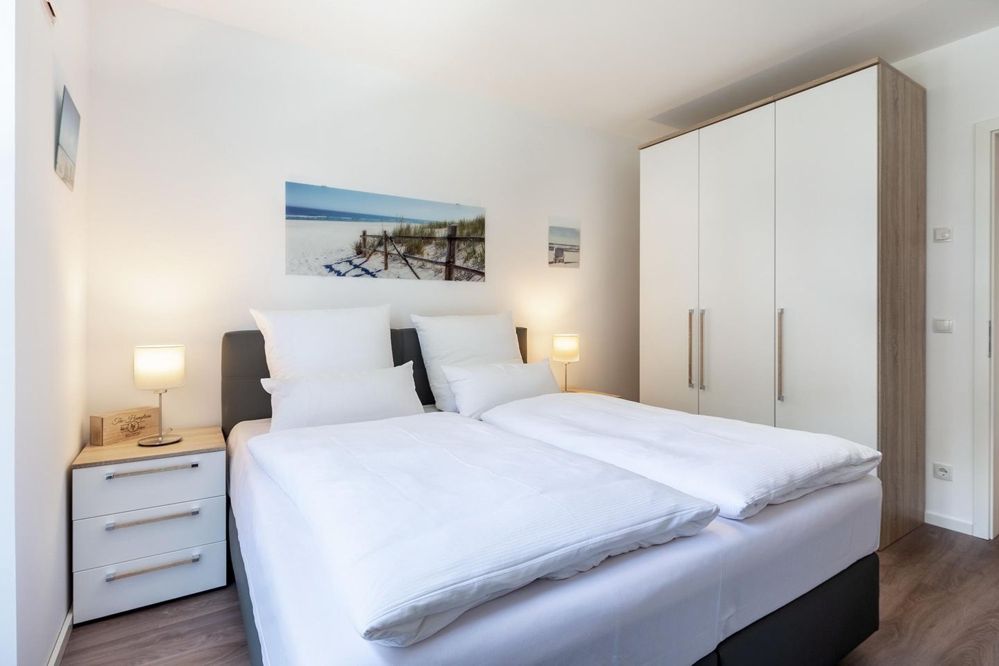 Aparthotel Ostseeallee Aparthotel Ostseeallee 5-40 Boltenhagen - Schlafzimmer mit Boxspringbett und Kleiderschrank