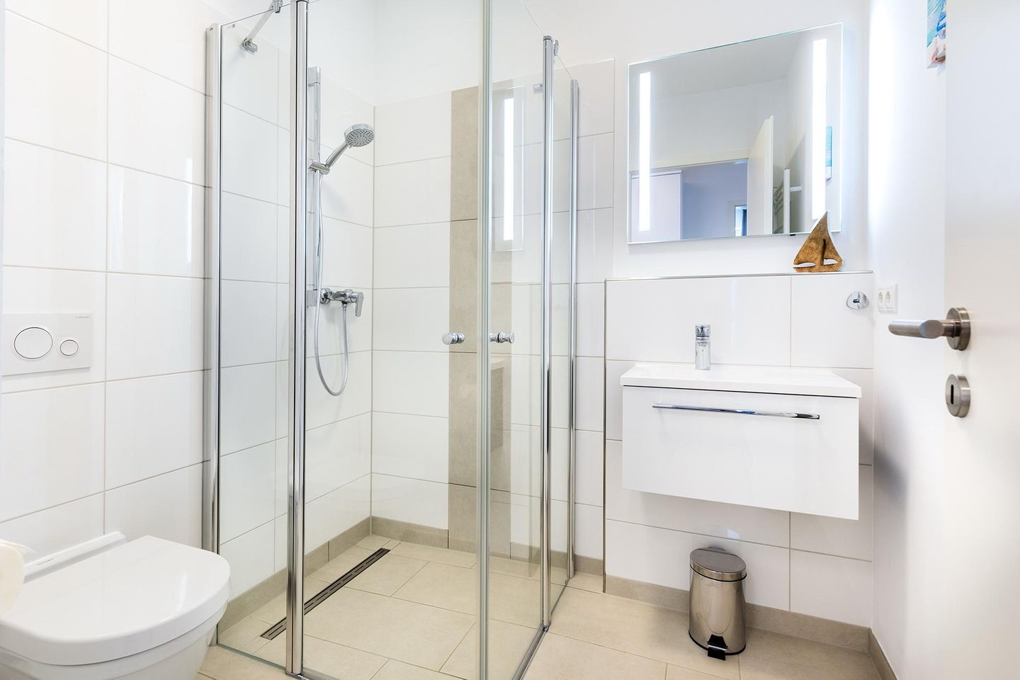 Aparthotel Ostseeallee Aparthotel Ostseeallee 5-40 Boltenhagen - Badezimmer "2" mit Dusche und Waschtisch