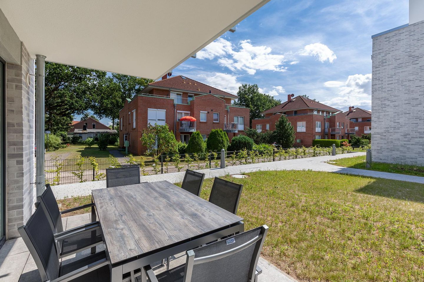 Aparthotel Ostseeallee Aparthotel Ostseeallee 5-40 Boltenhagen - Terrasse mit Sitzgelegenheiten