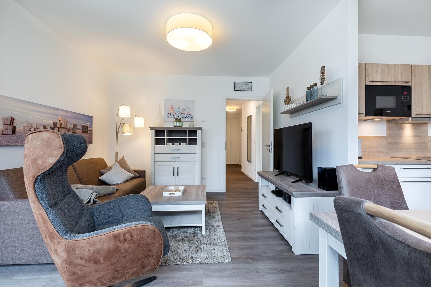 Aparthotel Ostseeallee Aparthotel Ostseeallee 5-41 Boltenhagen - Wohn-/Essbereich mit Sitzgelegenheit