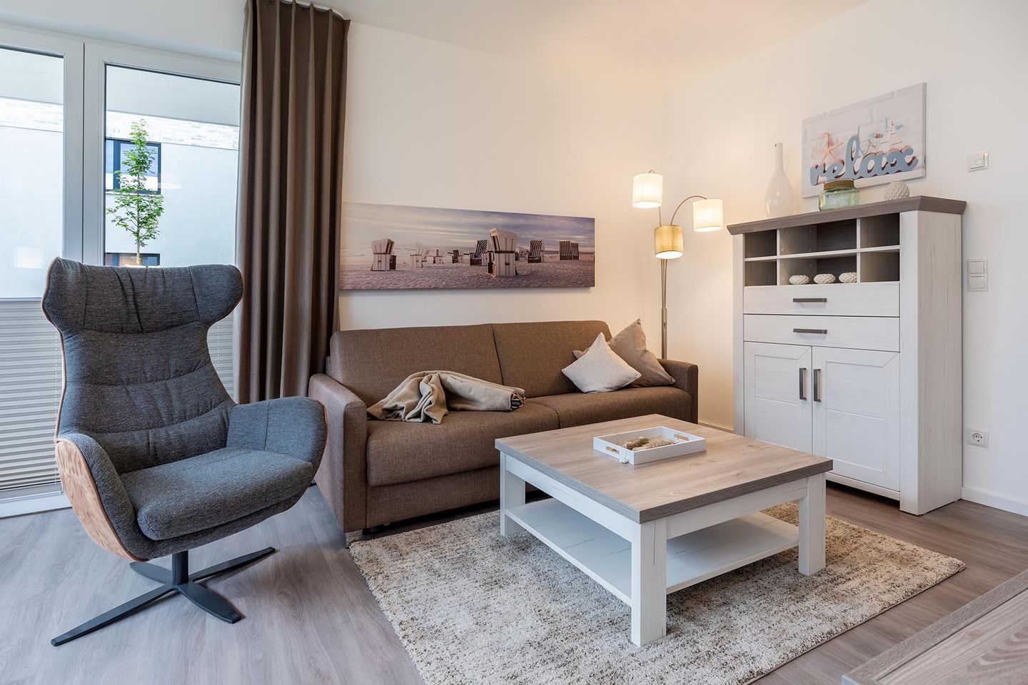 Aparthotel Ostseeallee Aparthotel Ostseeallee 5-41 Boltenhagen - Wohn-/Essbereich mit Doppelschlafcouch und Sitzgelegenheit