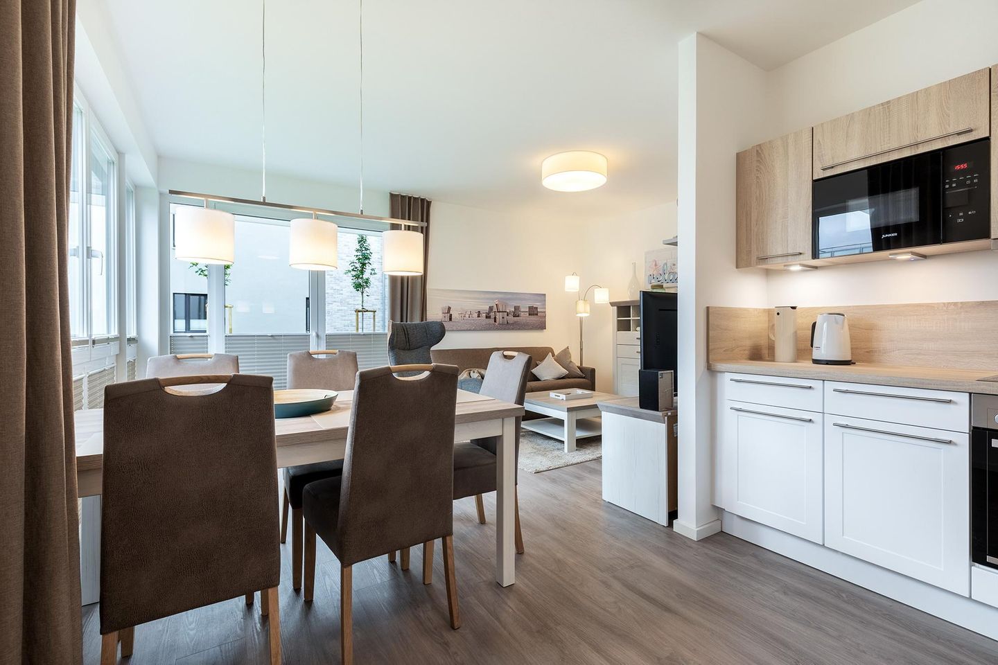 Aparthotel Ostseeallee Aparthotel Ostseeallee 5-41 Boltenhagen - Wohn-/Essbereich mit Sitzgelegenheit und Küchenzeile
