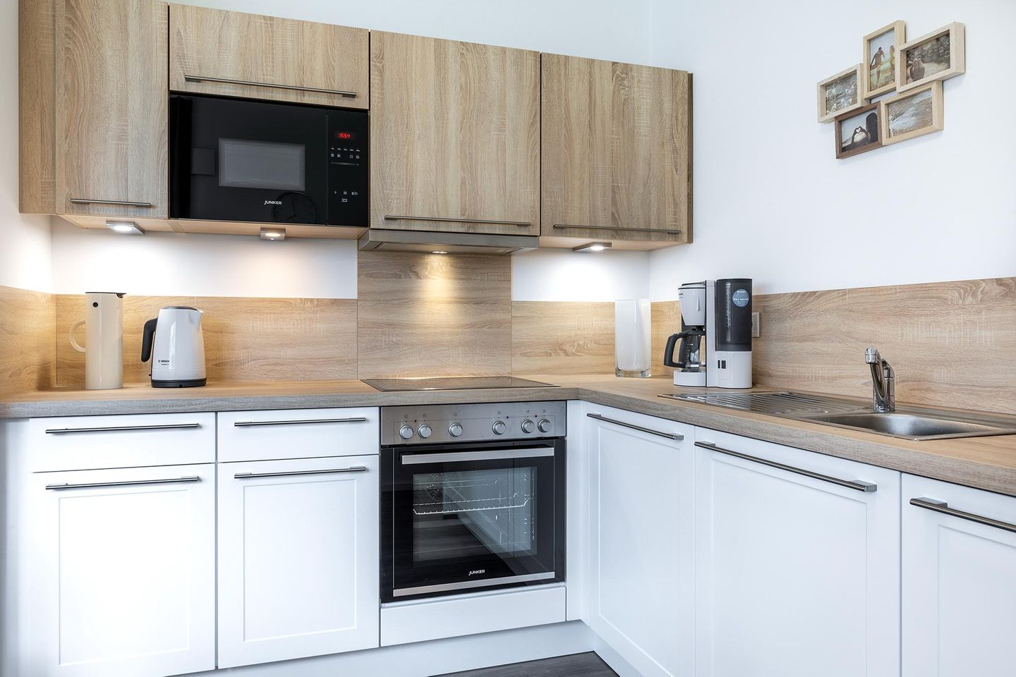 Aparthotel Ostseeallee Aparthotel Ostseeallee 5-41 Boltenhagen - Küchenzeile mit Backofen, Mikrowelle und Geschirrspüler