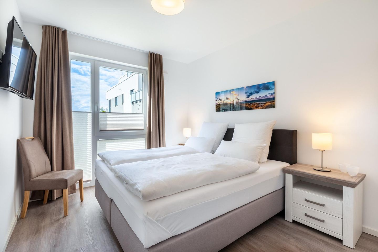 Aparthotel Ostseeallee Aparthotel Ostseeallee 5-41 Boltenhagen - Schlafzimmer "1" mit Boxspringbett und TV