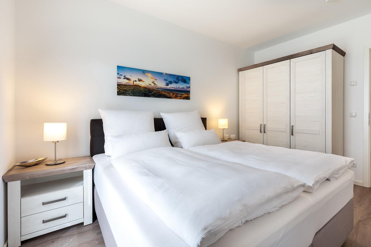 Aparthotel Ostseeallee Aparthotel Ostseeallee 5-41 Boltenhagen - Schlafzimmer "1" mit Boxspringbett und Kleiderschrank