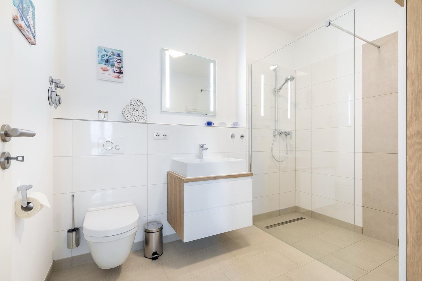 Aparthotel Ostseeallee Aparthotel Ostseeallee 5-41 Boltenhagen - Badezimmer mit Dusche, Waschtisch und WC