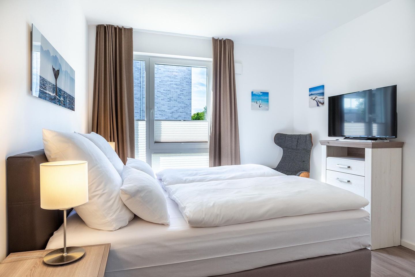 Aparthotel Ostseeallee Aparthotel Ostseeallee 5-41 Boltenhagen - Schlafzimmer "2" mit Boxspringbett und TV