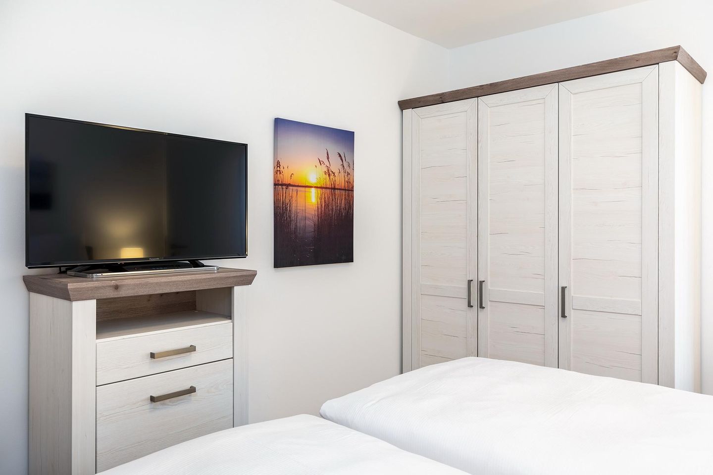 Aparthotel Ostseeallee Aparthotel Ostseeallee 5-41 Boltenhagen - Schlafzimmer "2" mit TV und Kleiderschrank