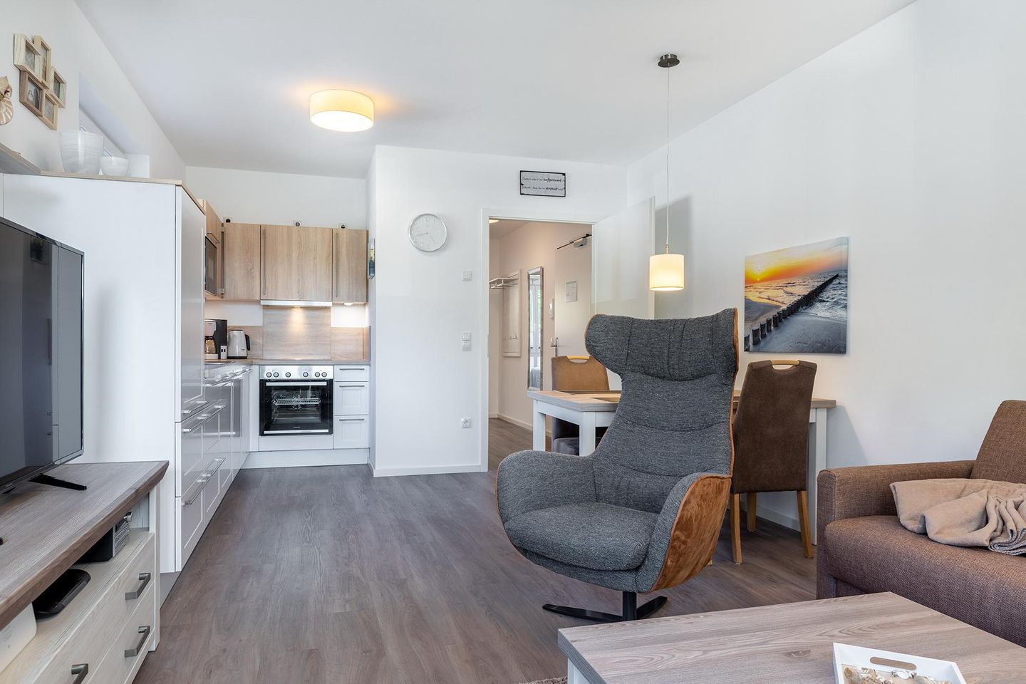 Aparthotel Ostseeallee Aparthotel Ostseeallee 5-42 Boltenhagen - Wohn-/Essbereich mit Doppelschlafcouch