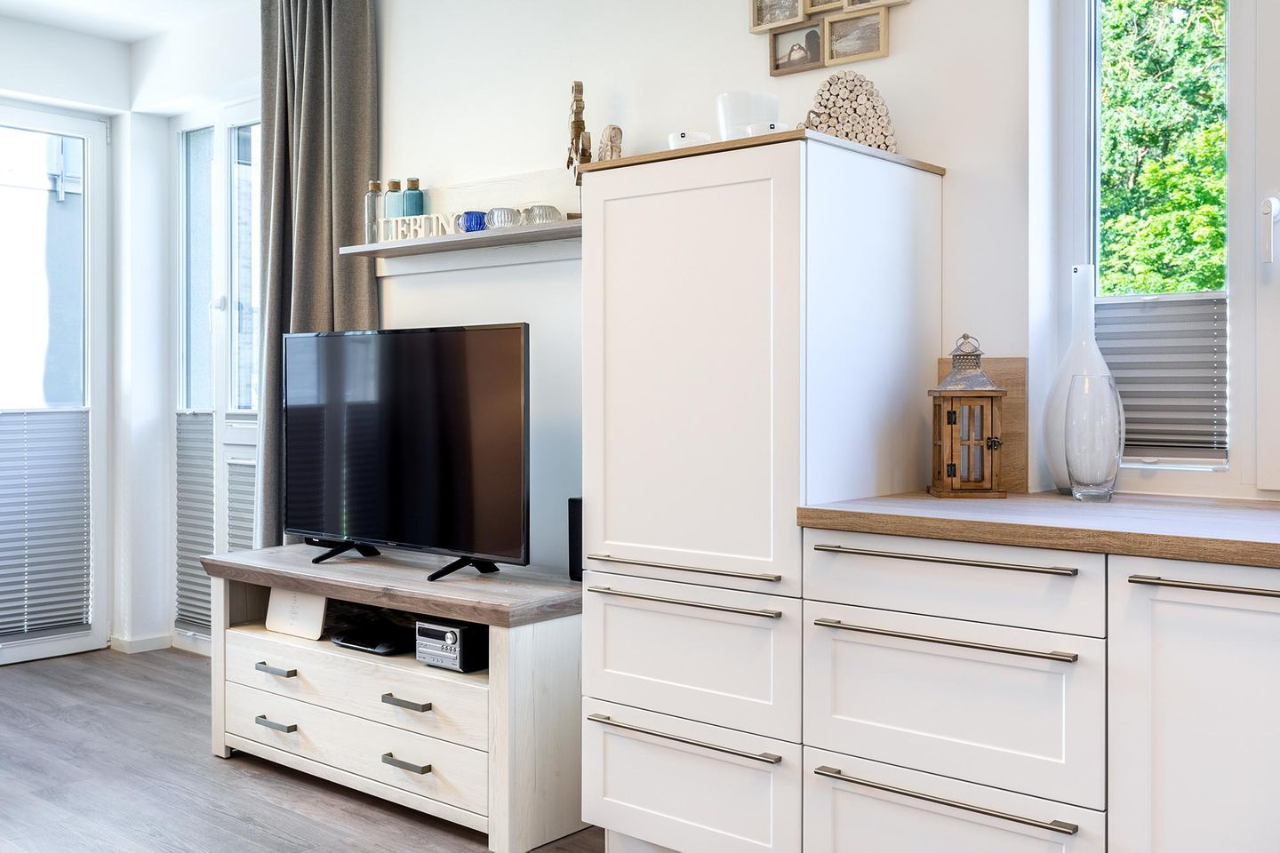 Aparthotel Ostseeallee Aparthotel Ostseeallee 5-42 Boltenhagen - Wohn-/Essbereich mit TV