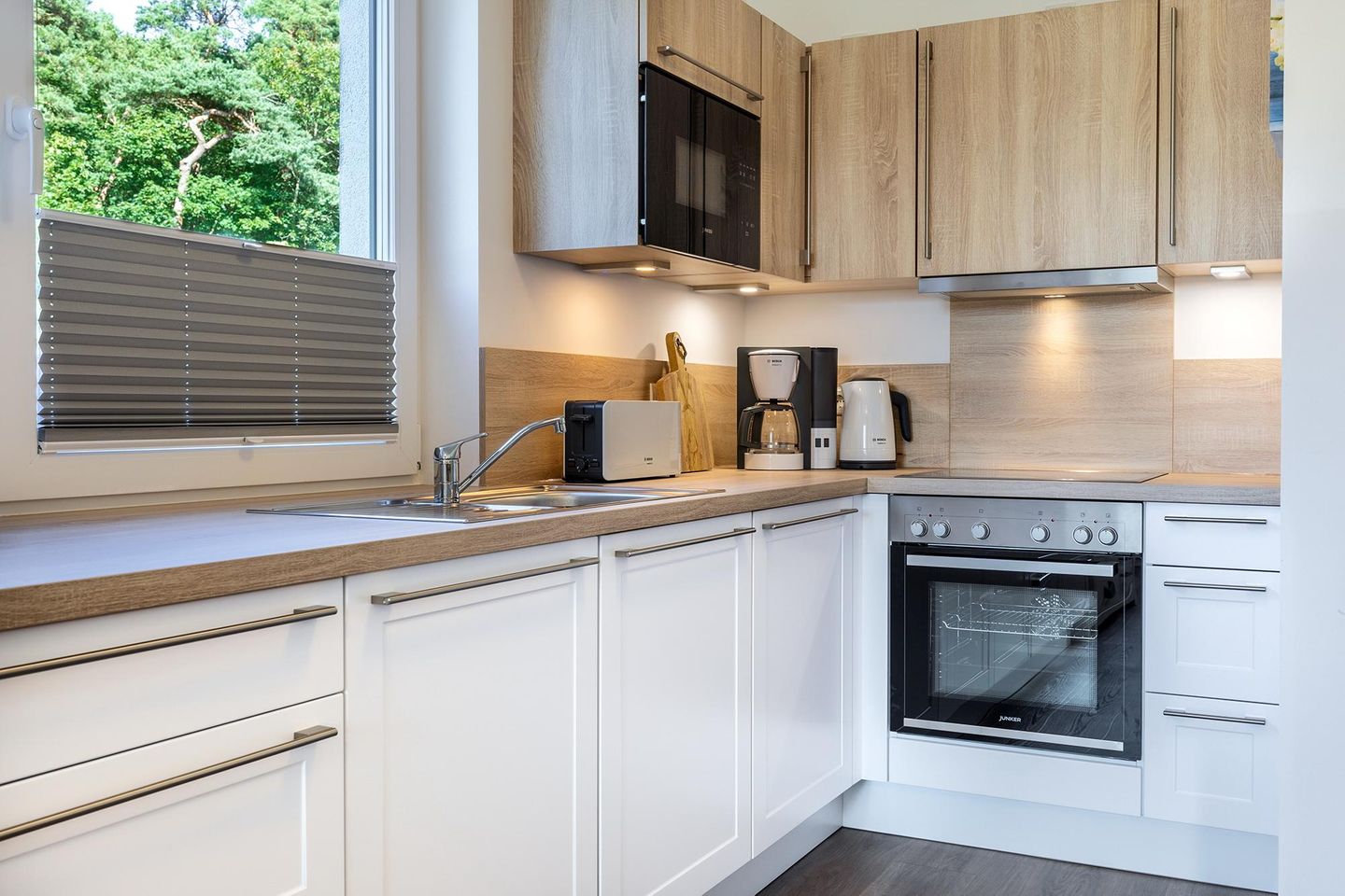 Aparthotel Ostseeallee Aparthotel Ostseeallee 5-42 Boltenhagen - Küchenzeile mit Backofen, Mikrowelle und Geschirrspüler