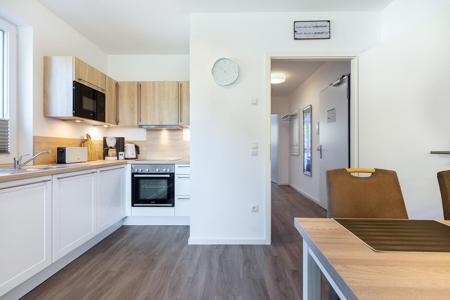 Aparthotel Ostseeallee Aparthotel Ostseeallee 5-42 Boltenhagen - Wohn-/Essbereich mit Küchenzeile