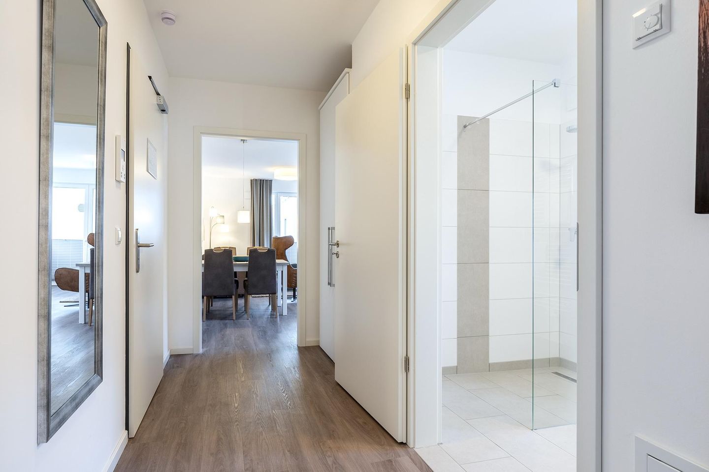 Aparthotel Ostseeallee Aparthotel Ostseeallee 5-42 Boltenhagen - Flur mit Blick zum Badezimmer und Wohn-/Essbereich