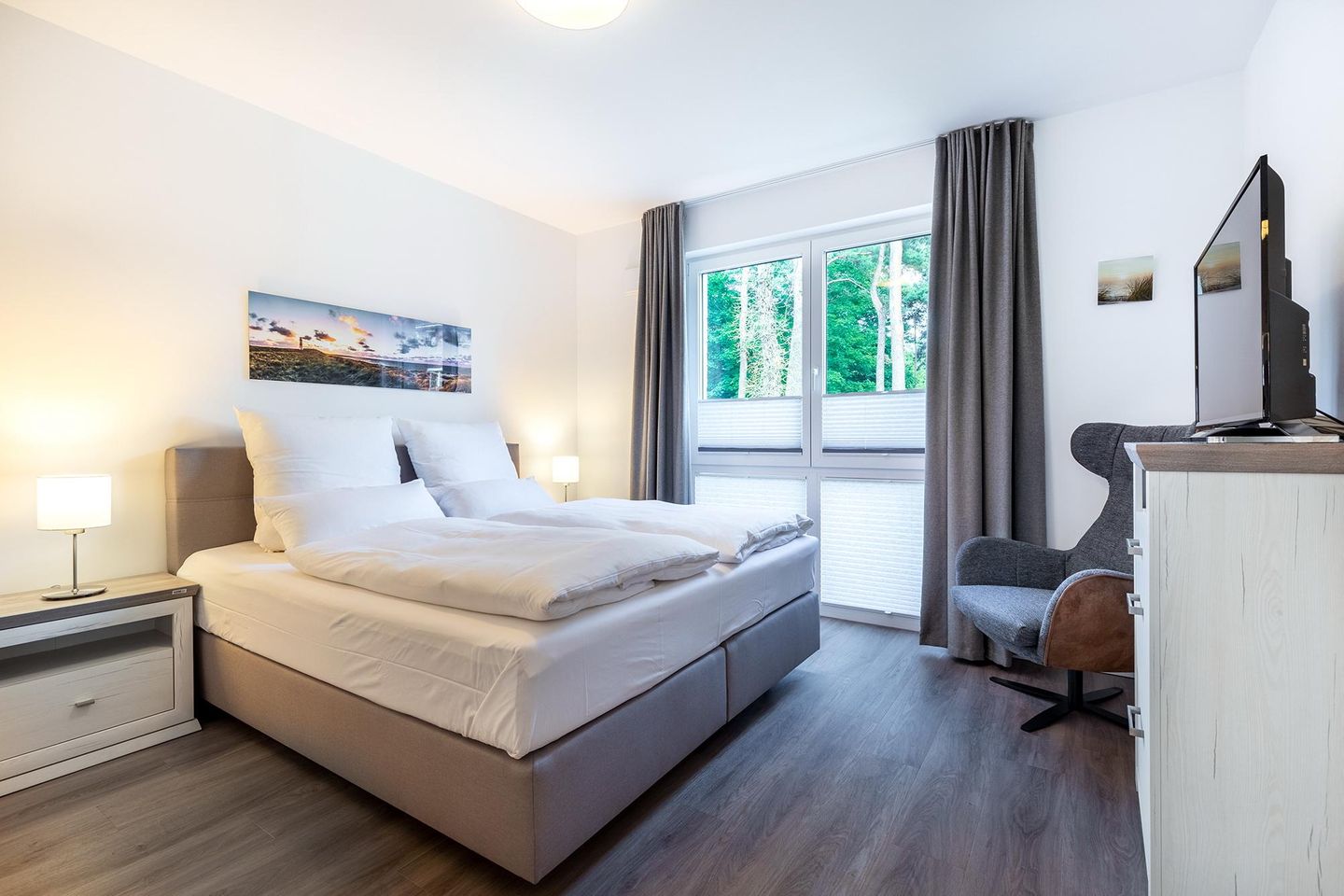 Aparthotel Ostseeallee Aparthotel Ostseeallee 5-42 Boltenhagen - Schlafzimmer mit Boxspringbett und TV