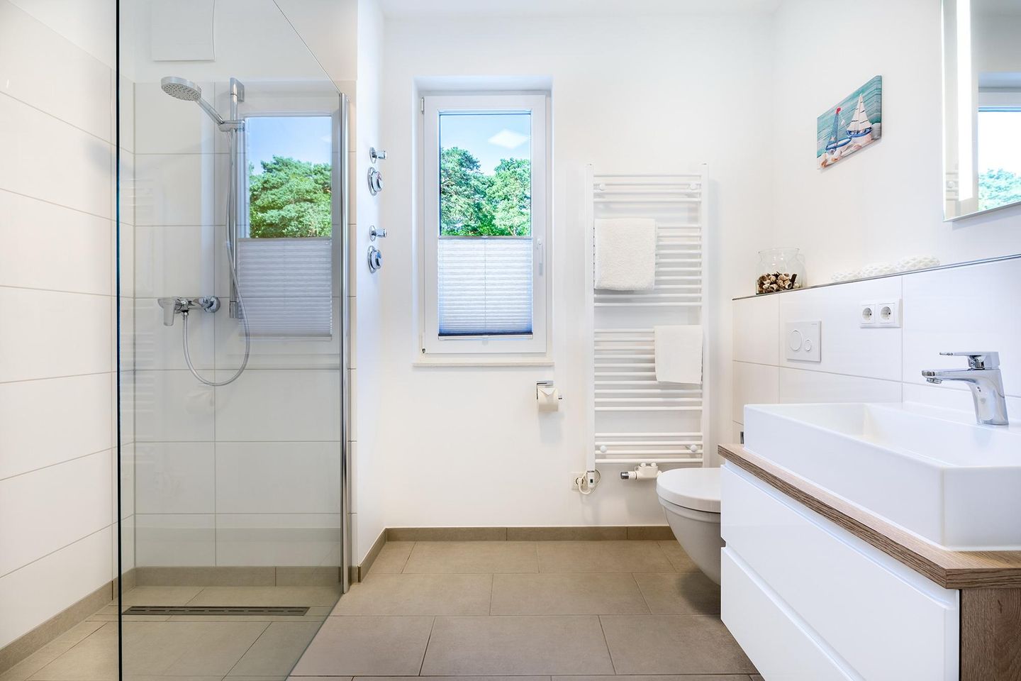 Aparthotel Ostseeallee Aparthotel Ostseeallee 5-42 Boltenhagen - Badezimmer mit Dusche und Waschtisch