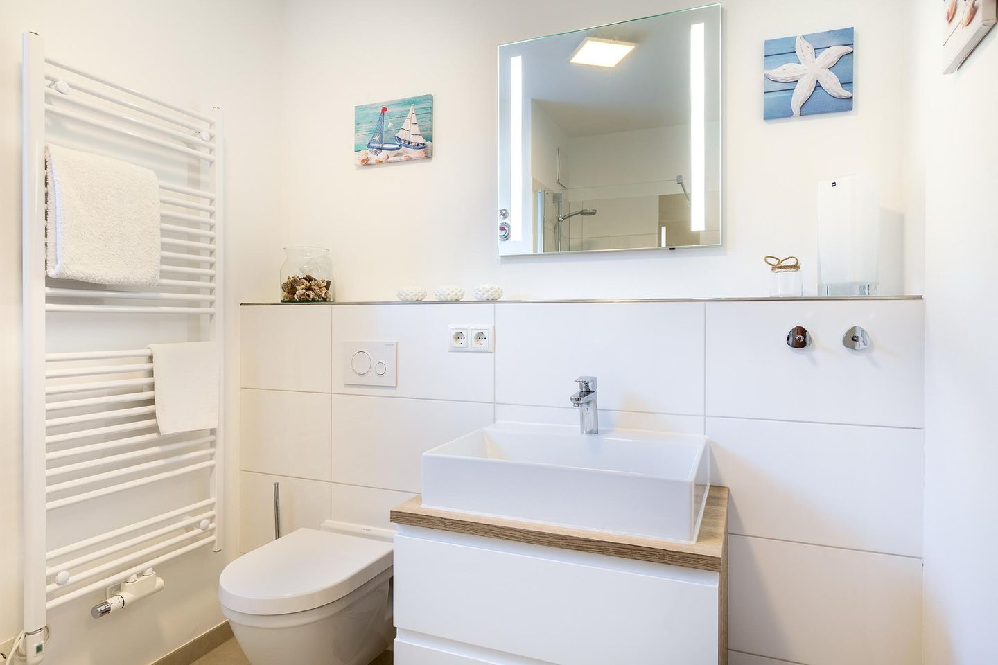 Aparthotel Ostseeallee Aparthotel Ostseeallee 5-42 Boltenhagen - Badezimmer mit Waschtisch und WC