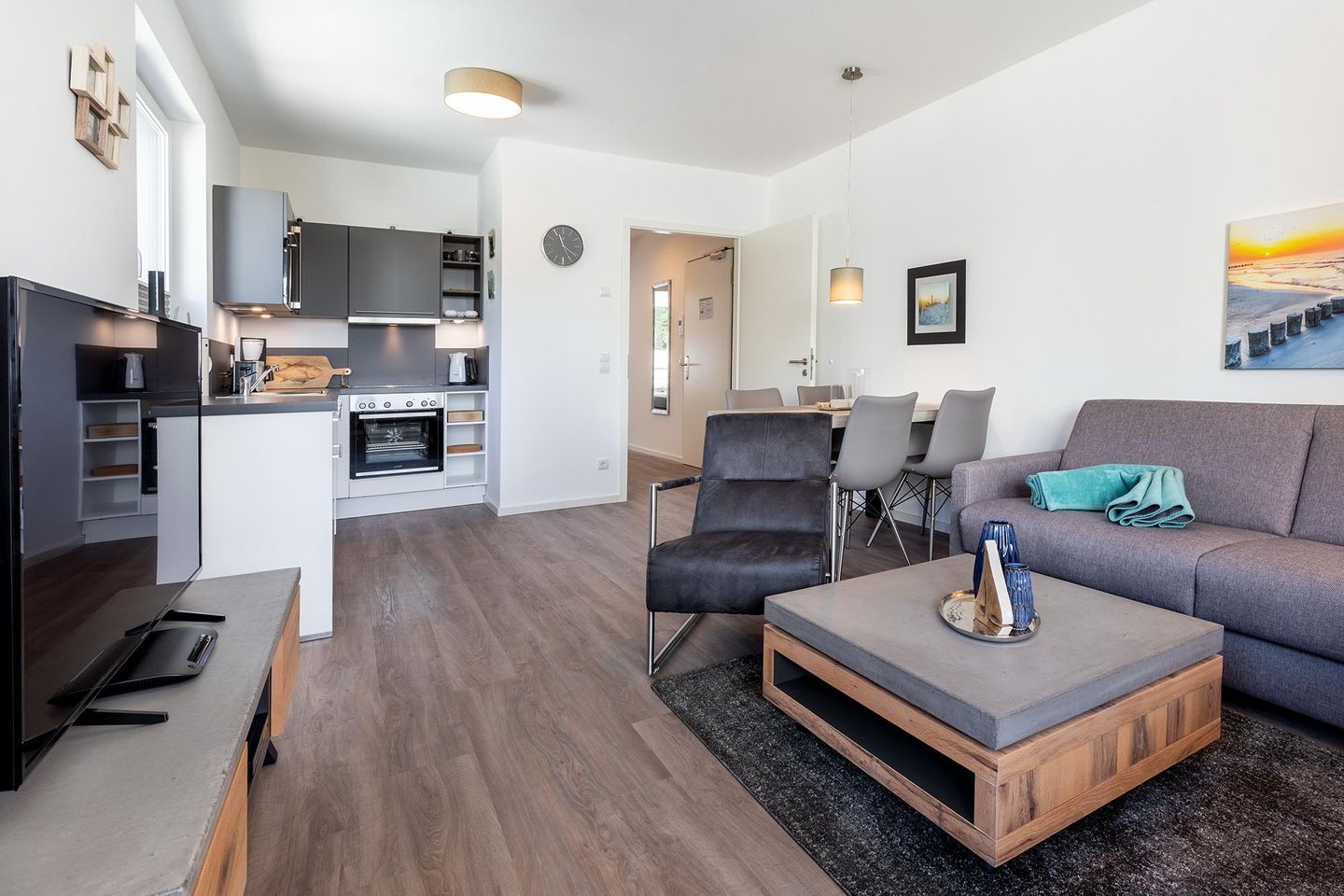 Aparthotel Ostseeallee Aparthotel Ostseeallee 5-45 Boltenhagen - Wohn-/Essbereich mit Doppelschlafcouch